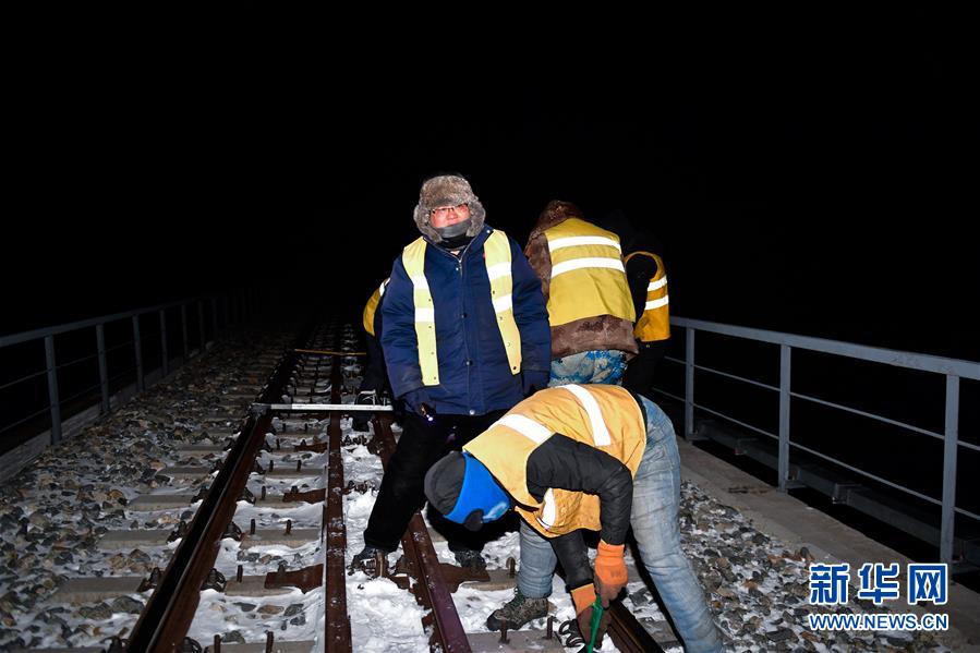 (新華全媒頭條·圖文互動)(8)用腳步和忠誠守護(hù)雪域天路——記青藏鐵路望昆線路車間副主任于本蕃