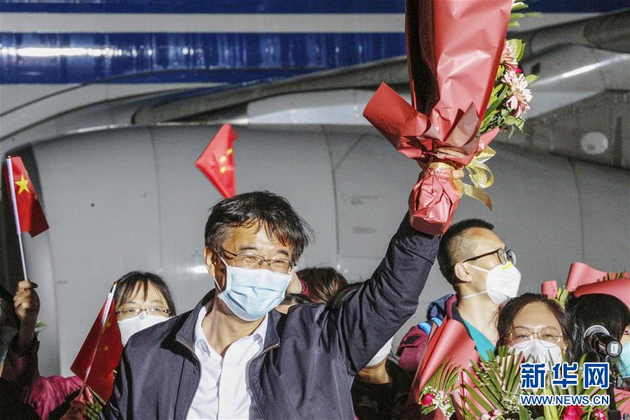 （聚焦疫情防控&middot;圖文互動(dòng)）（9）分秒必爭(zhēng)！一切為了治病救人&mdash;&mdash;中國(guó)抗疫生命至上的生動(dòng)實(shí)踐