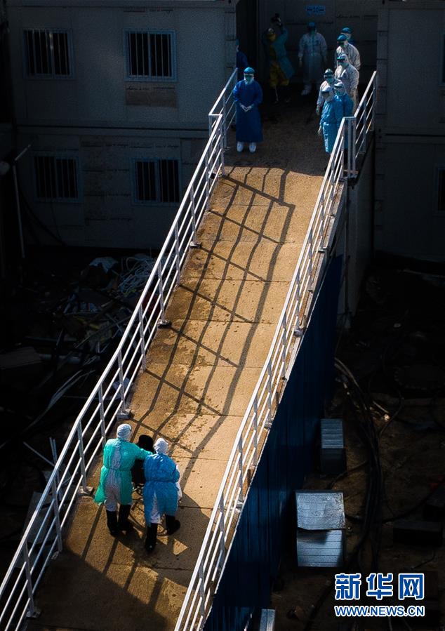 （聚焦疫情防控&middot;圖文互動(dòng)）（10）分秒必爭(zhēng)！一切為了治病救人&mdash;&mdash;中國(guó)抗疫生命至上的生動(dòng)實(shí)踐