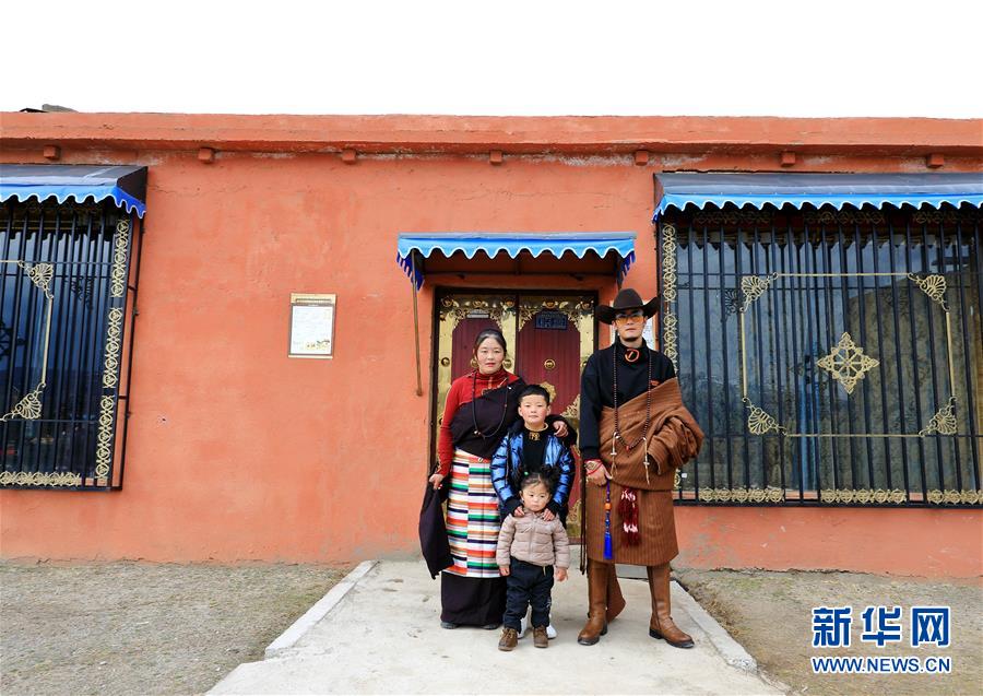 （決戰(zhàn)決勝脫貧攻堅(jiān)&middot;圖文互動）藏鄉(xiāng)&ldquo;全家福&rdquo;定格脫貧幸福