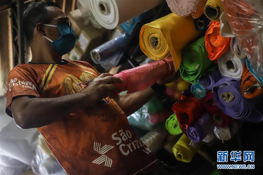 （海外抗疫故事&middot;圖文互動(dòng)）（1）通訊：自制口罩回饋社會&mdash;&mdash;巴西桑巴舞校&ldquo;巧手抗疫&rdquo;