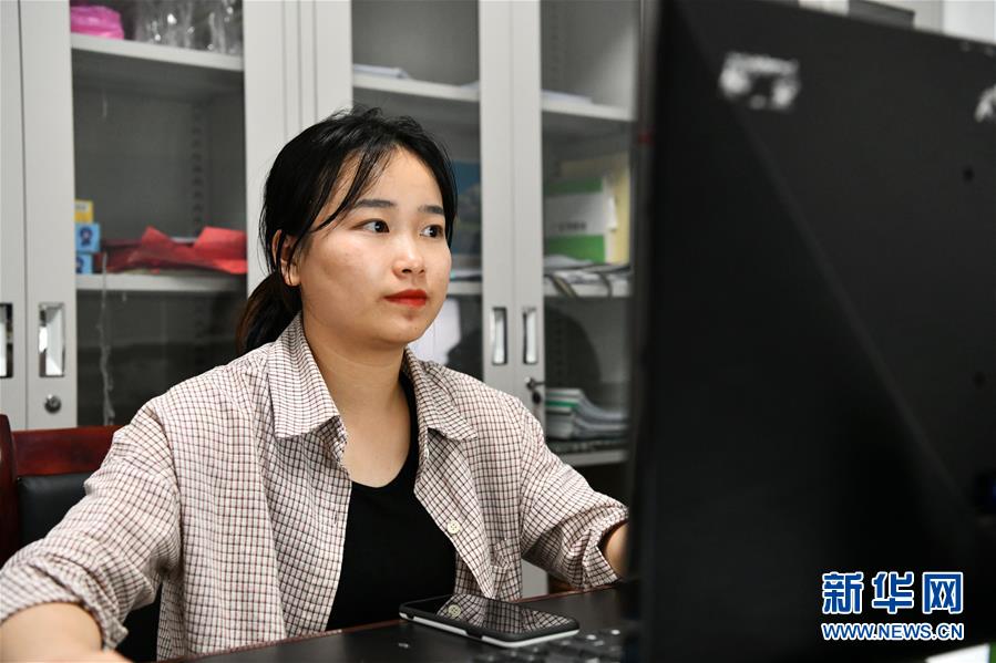 （決戰(zhàn)決勝脫貧攻堅(jiān)&middot;圖文互動(dòng)）（1）月亮山女孩與她的&ldquo;扶貧網(wǎng)格&rdquo;