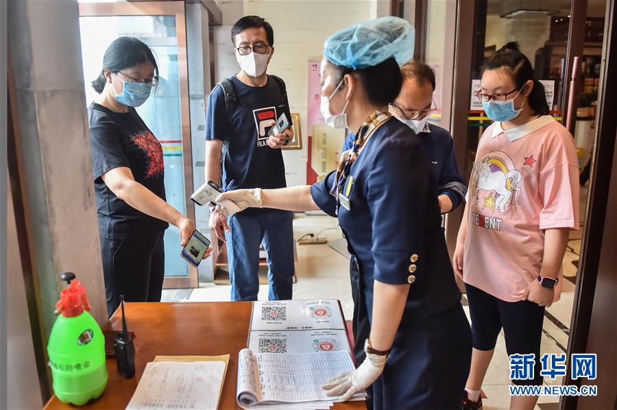 （圖文互動）（1）北京節(jié)日市場復(fù)工忙、人氣旺