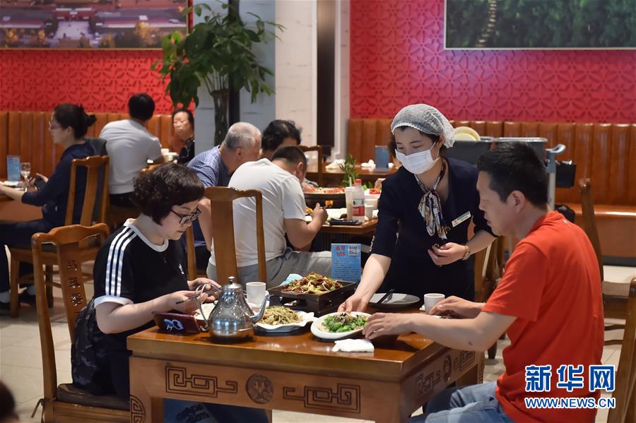 （圖文互動）（3）北京節(jié)日市場復(fù)工忙、人氣旺