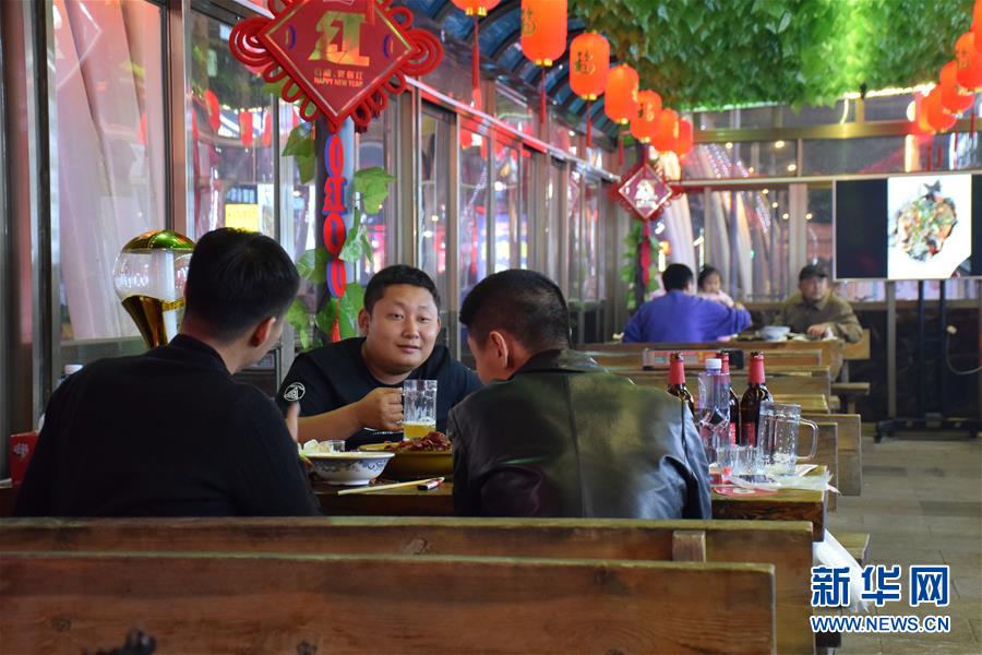 （圖文互動(dòng)）（1）天津：&ldquo;夜經(jīng)濟(jì)&rdquo;為&ldquo;疫&rdquo;后城市帶來(lái)生機(jī)