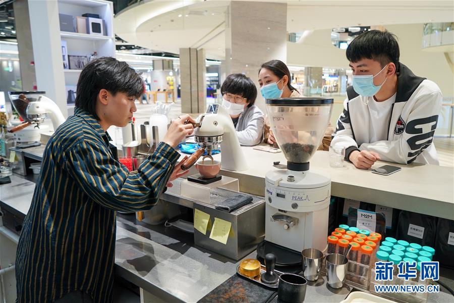 (圖文互動(dòng))(1)“觸網(wǎng)”直播間 引領(lǐng)“小眾圈”——新興職業(yè)青年的初心與匠心