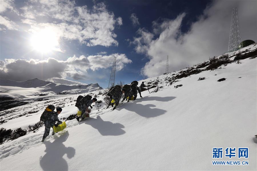 （圖文互動(dòng)）（1）特寫(xiě)：山再高，也要把給養(yǎng)送上去！