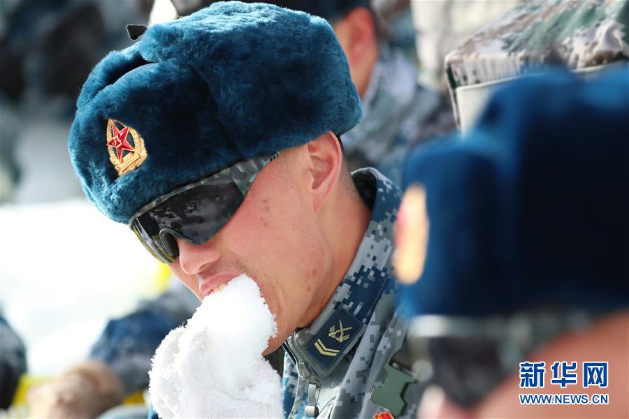 （圖文互動(dòng)）（3）特寫(xiě)：山再高，也要把給養(yǎng)送上去！