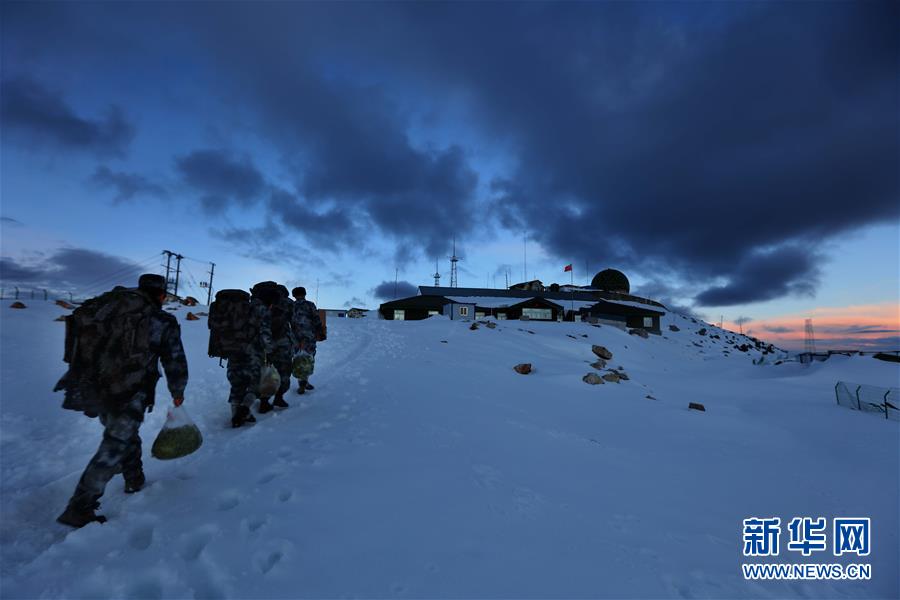 （圖文互動(dòng)）（5）特寫(xiě)：山再高，也要把給養(yǎng)送上去！