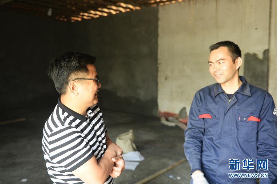 (決戰(zhàn)決勝脫貧攻堅(jiān)·圖文互動(dòng))(5)理發(fā)師“修剪”鄉(xiāng)村游一團(tuán)亂麻