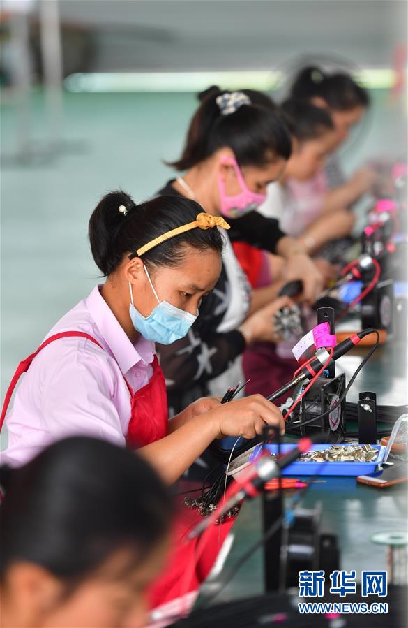 （新華全媒頭條&middot;兩會特別報道）（5）攻堅(jiān)克難贏未來&mdash;&mdash;從政府工作報告看2020年中國發(fā)展走向 