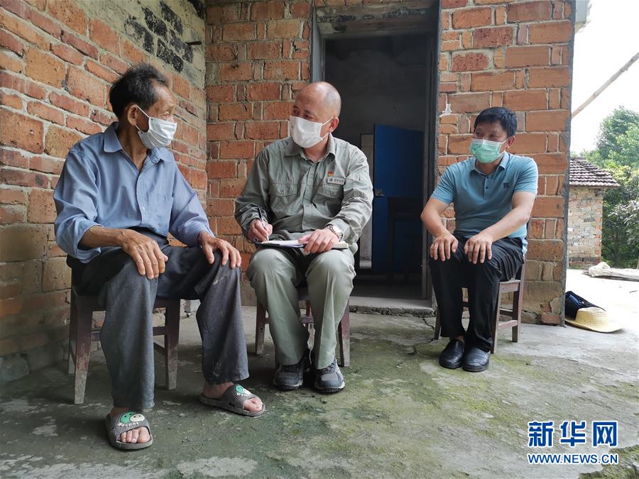 （決戰(zhàn)決勝脫貧攻堅(jiān)&middot;圖文互動(dòng)）（2）駐村第一書(shū)記當(dāng)起&ldquo;蝦農(nóng)&rdquo;&ldquo;牛倌&rdquo;