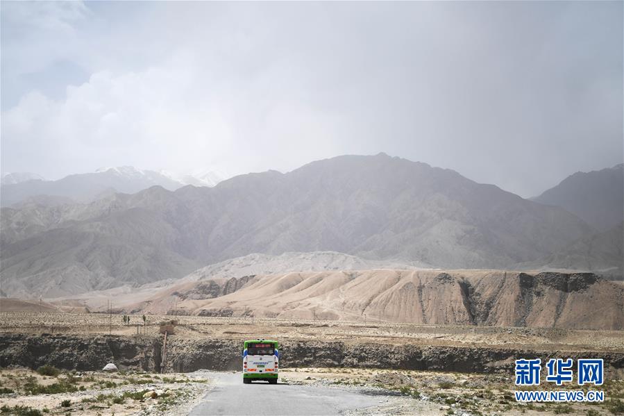 （決戰(zhàn)決勝脫貧攻堅(jiān)&middot;聚焦三區(qū)三州&middot;圖文互動(dòng)）（2）昆侖山村建起停車(chē)場(chǎng)