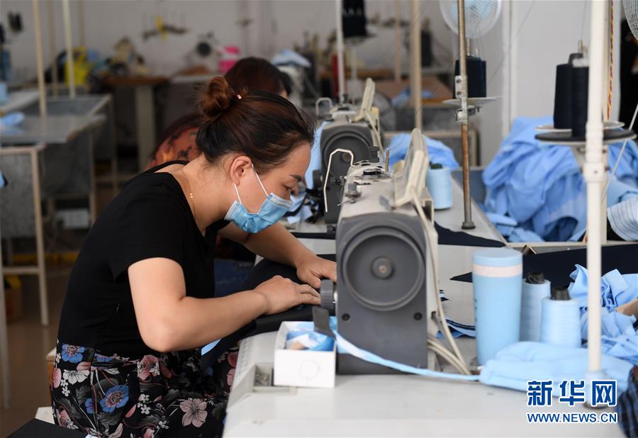 （在習(xí)近平新時代中國特色社會主義思想指引下&mdash;&mdash;新時代新作為新篇章&middot;習(xí)近平總書記關(guān)切事&middot;圖文互動）（4）讓每一個角落都感受到幸福的溫情&mdash;&mdash;人口較少民族在脫貧攻堅大潮中的奮進(jìn)故事