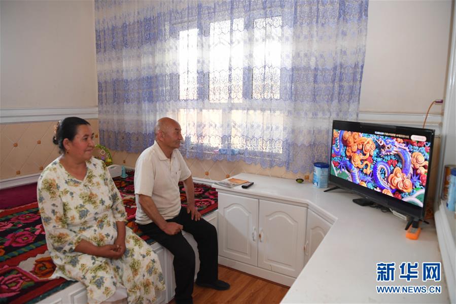 (決戰(zhàn)決勝脫貧攻堅(jiān)·聚焦三區(qū)三州·圖文互動)(1)安居房里的新物件