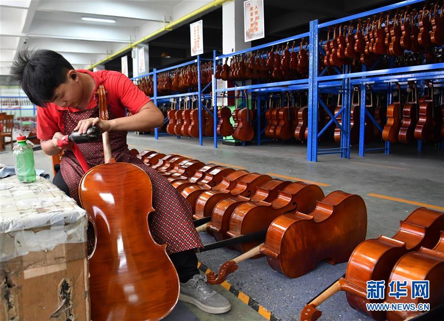 （走向我們的小康生活&middot;圖文互動(dòng)）（1）放下鋤頭，卻撥動(dòng)命運(yùn)的琴弦