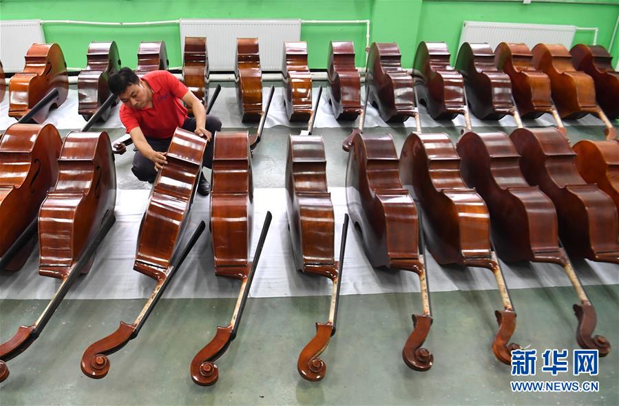 （走向我們的小康生活&middot;圖文互動(dòng)）（2）放下鋤頭，卻撥動(dòng)命運(yùn)的琴弦