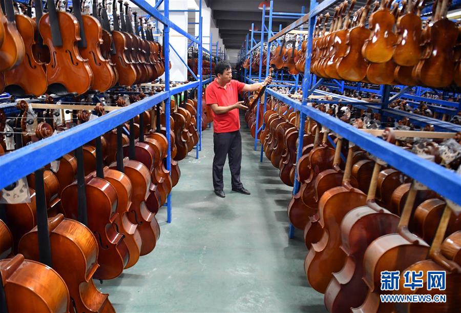 （走向我們的小康生活&middot;圖文互動(dòng)）（3）放下鋤頭，卻撥動(dòng)命運(yùn)的琴弦