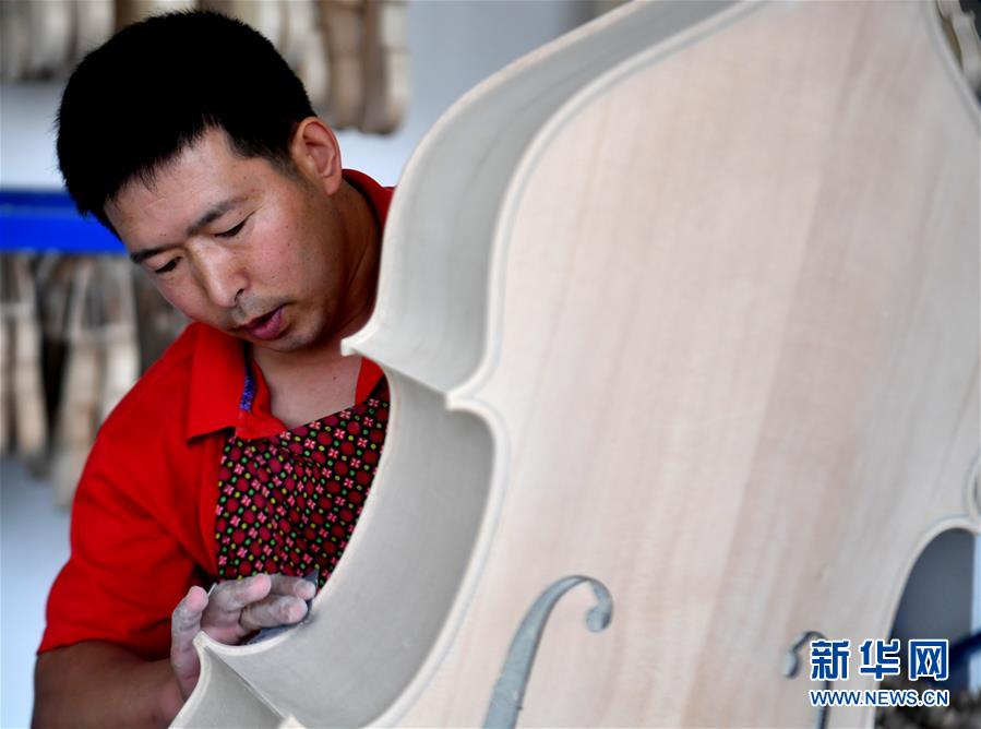 （走向我們的小康生活&middot;圖文互動(dòng)）（4）放下鋤頭，卻撥動(dòng)命運(yùn)的琴弦