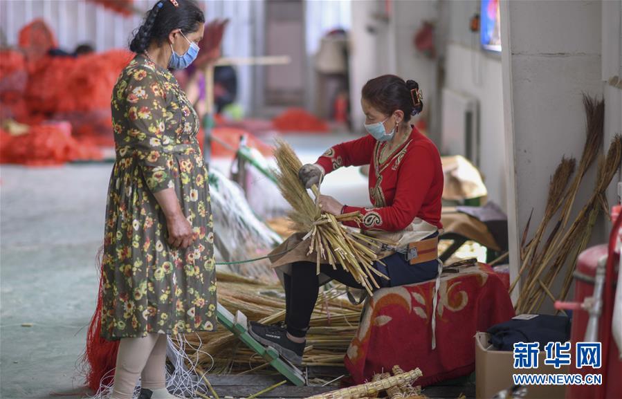 （決戰(zhàn)決勝脫貧攻堅&middot;圖文互動）（2）&ldquo;掃&rdquo;出脫貧路：南疆深貧村巧變&ldquo;創(chuàng)業(yè)村&rdquo;