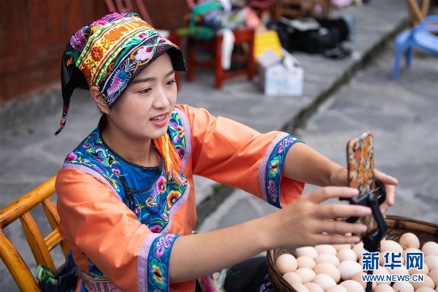 （新華全媒頭條&middot;走向我們的小康生活&middot;圖文互動）（6）那山，那人，那苗寨&mdash;&mdash;十八洞村三代人的奮斗史