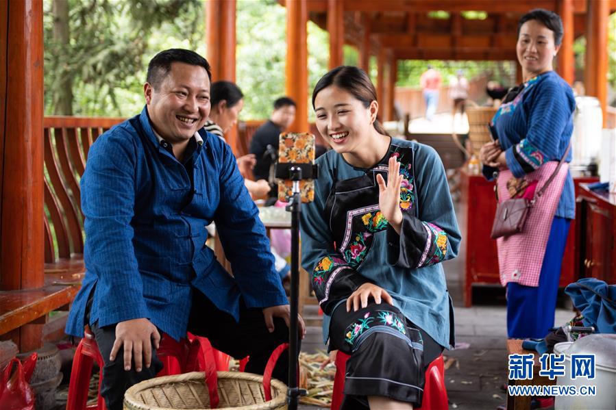 （新華全媒頭條&middot;走向我們的小康生活&middot;圖文互動）（10）那山，那人，那苗寨&mdash;&mdash;十八洞村三代人的奮斗史