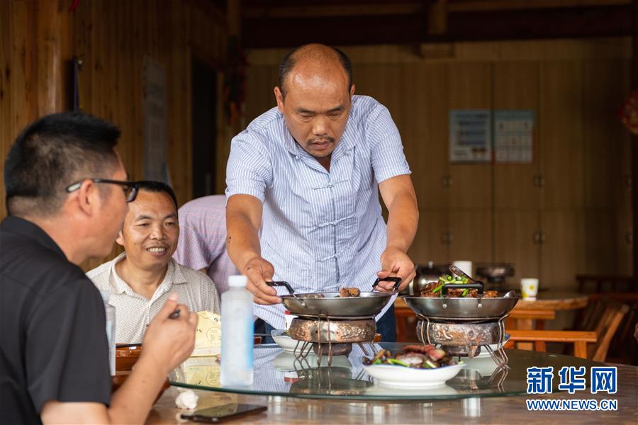 （新華全媒頭條&middot;走向我們的小康生活&middot;圖文互動）（9）那山，那人，那苗寨&mdash;&mdash;十八洞村三代人的奮斗史