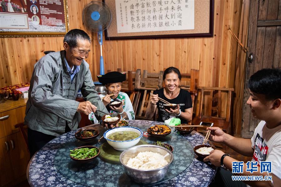 （新華全媒頭條&middot;走向我們的小康生活&middot;圖文互動）（2）那山，那人，那苗寨&mdash;&mdash;十八洞村三代人的奮斗史
