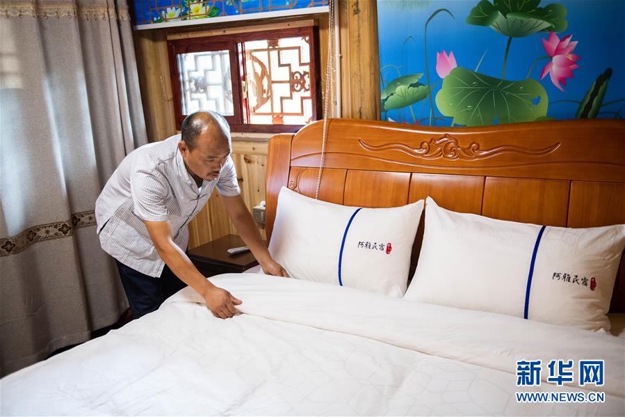 （新華全媒頭條&middot;走向我們的小康生活&middot;圖文互動）（3）那山，那人，那苗寨&mdash;&mdash;十八洞村三代人的奮斗史