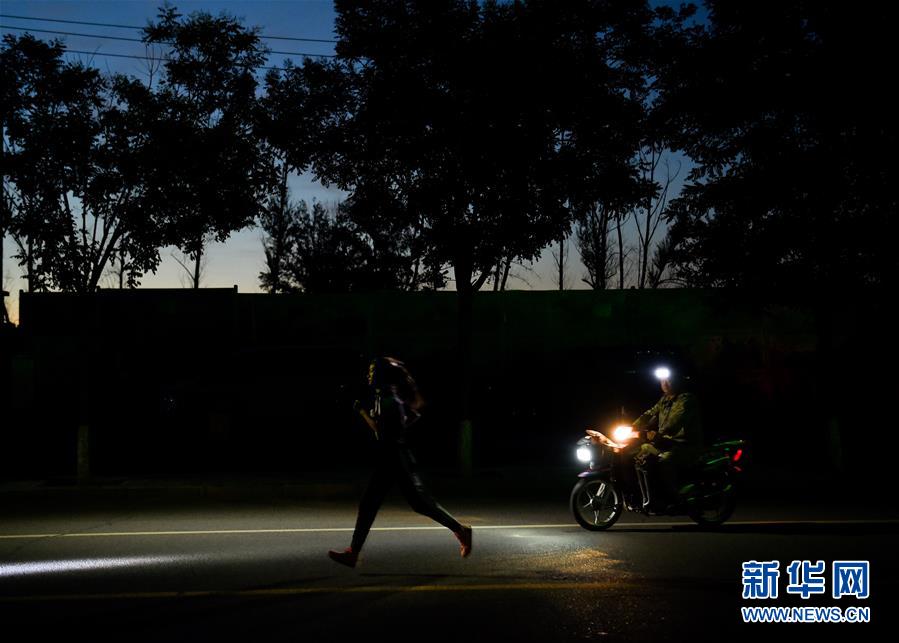 （體育&middot;圖文互動(dòng)）（3）父愛如燈  伴我奔跑