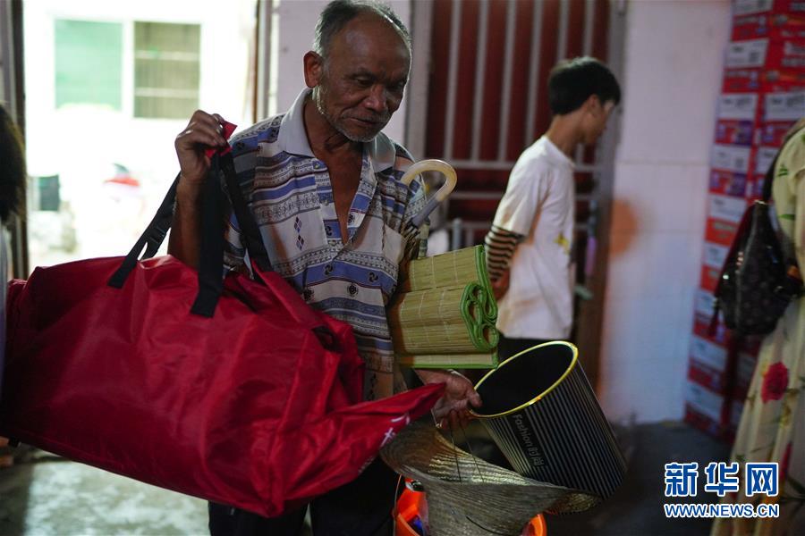 (在習近平新時代中國特色社會主義思想指引下——新時代新作為新篇章·習近平總書記關切事·圖文互動)(3)遮風雨 送安穩(wěn)——受災群眾轉移安置中的暖心故事