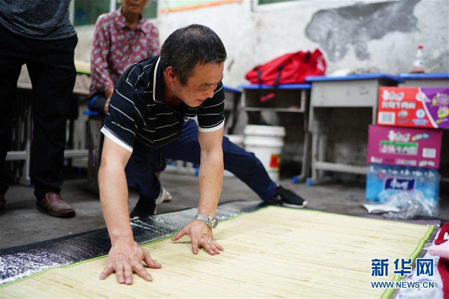 (在習近平新時代中國特色社會主義思想指引下——新時代新作為新篇章·習近平總書記關切事·圖文互動)(4)遮風雨 送安穩(wěn)——受災群眾轉移安置中的暖心故事