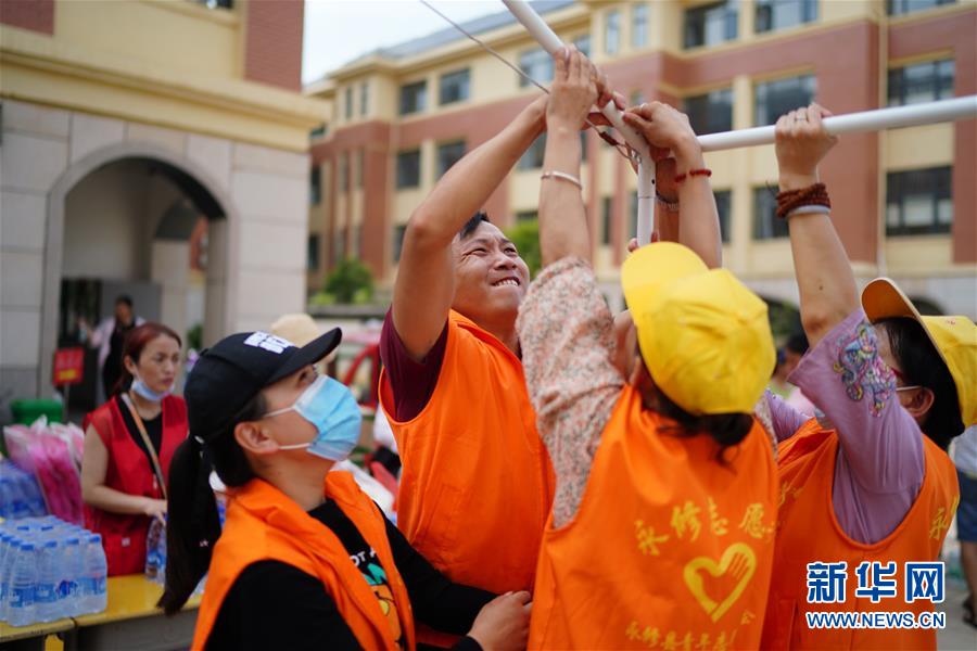 (在習近平新時代中國特色社會主義思想指引下——新時代新作為新篇章·習近平總書記關切事·圖文互動)(5)遮風雨 送安穩(wěn)——受災群眾轉移安置中的暖心故事