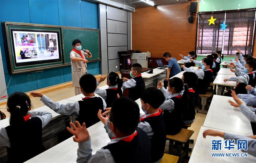 （新華全媒頭條&middot;圖文互動）（18）&ldquo;美麗的中國夢屬于你們&rdquo;&mdash;&mdash;以習近平同志為核心的黨中央關(guān)心少年兒童工作紀實