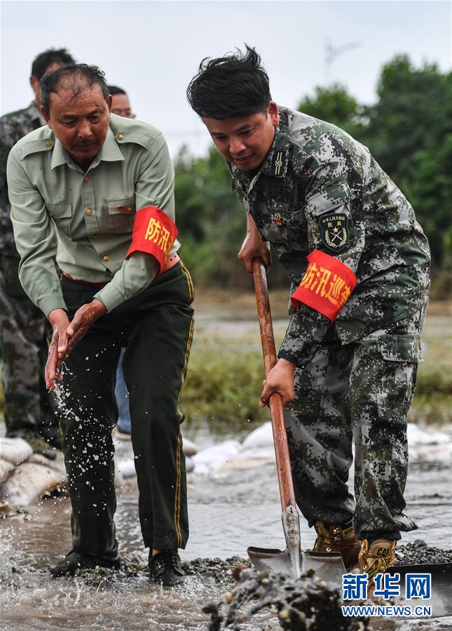 （防汛抗洪&middot;圖文互動(dòng)）（1）長(zhǎng)江大堤上的&ldquo;父子之約&rdquo;