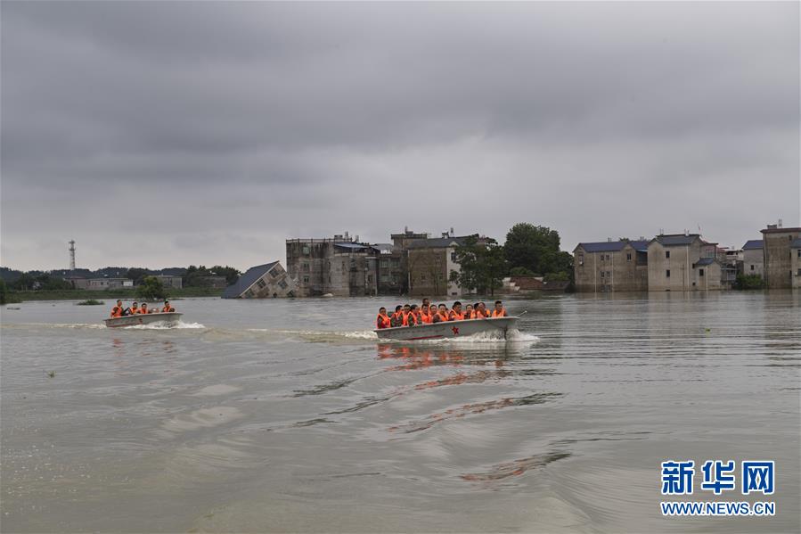 (防汛抗洪·圖文互動(dòng))(3)穿梭“孤島”的火箭軍醫(yī)療隊(duì)