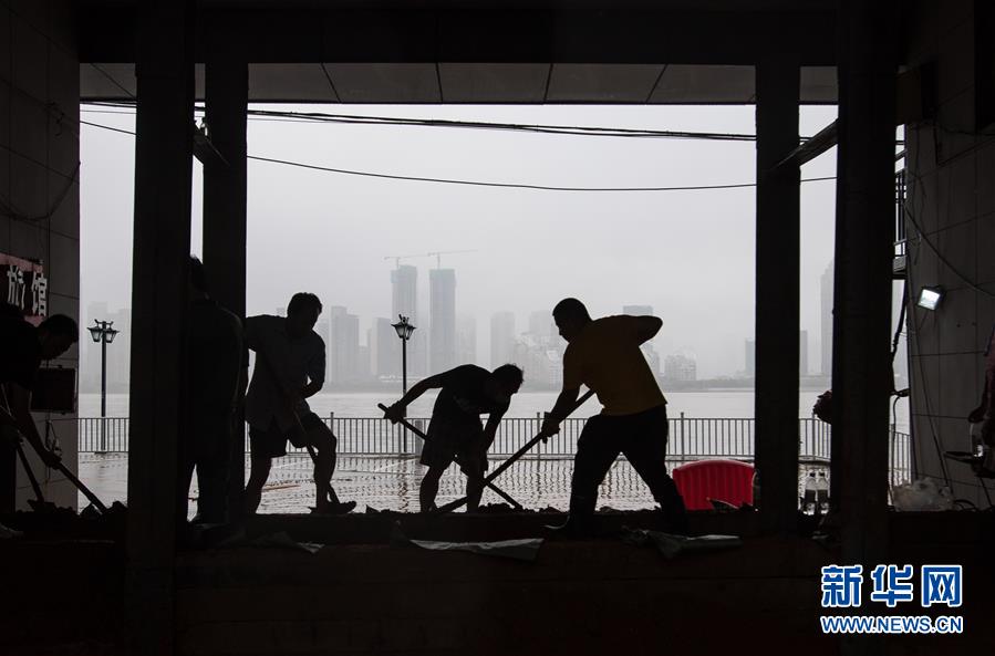 （在習(xí)近平新時代中國特色社會主義思想指引下&mdash;&mdash;新時代新作為新篇章&middot;習(xí)近平總書記關(guān)切事&middot;圖文互動）（3）戰(zhàn)疫魔,斗洪魔&mdash;&mdash;湖北全力應(yīng)對防疫、防汛疊加&ldquo;雙考&rdquo;