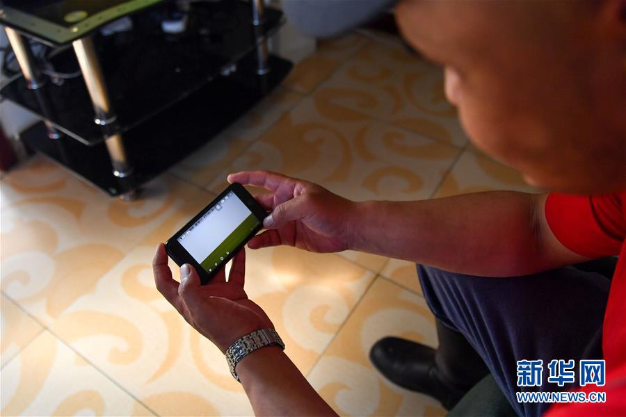 （走向我們的小康生活&middot;圖文互動(dòng)）（4）草原有了網(wǎng)，手機(jī)能放羊&mdash;&mdash;看呼倫貝爾大草原牧民生活變了樣 