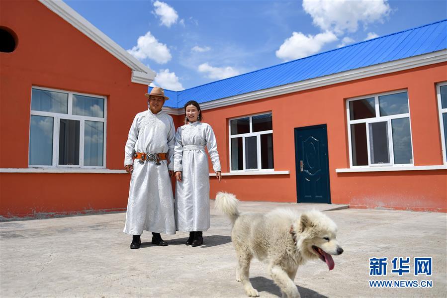 （走向我們的小康生活&middot;圖文互動(dòng)）（6）草原有了網(wǎng)，手機(jī)能放羊&mdash;&mdash;看呼倫貝爾大草原牧民生活變了樣 