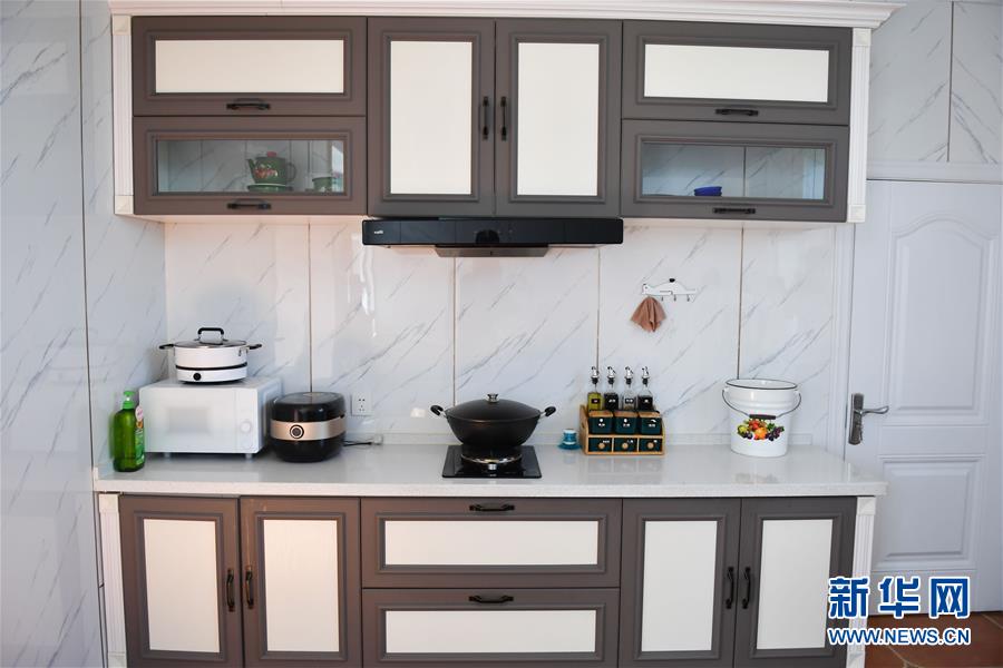 （走向我們的小康生活&middot;圖文互動(dòng)）（7）草原有了網(wǎng)，手機(jī)能放羊&mdash;&mdash;看呼倫貝爾大草原牧民生活變了樣 