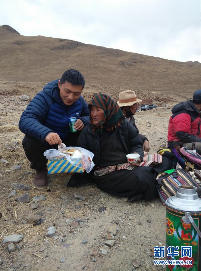 （在習(xí)近平新時(shí)代中國(guó)特色社會(huì)主義思想指引下&mdash;&mdash;新時(shí)代新作為新篇章&middot;習(xí)近平總書(shū)記關(guān)切事&middot;圖文互動(dòng)）（3）青春做伴，西部放歌&mdash;&mdash;走近扎根西部建設(shè)邊疆的大學(xué)生們