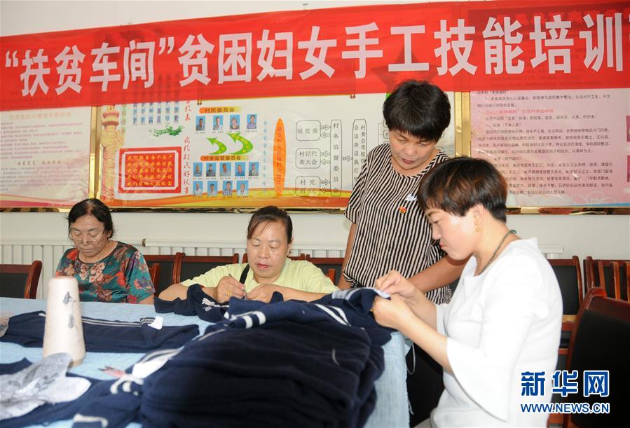 （決戰(zhàn)決勝脫貧攻堅&middot;圖文互動）（1）內(nèi)蒙古河套：一雙巧手、一副棒針、一團毛線打造貧困戶&ldquo;炕頭經(jīng)濟&rdquo;