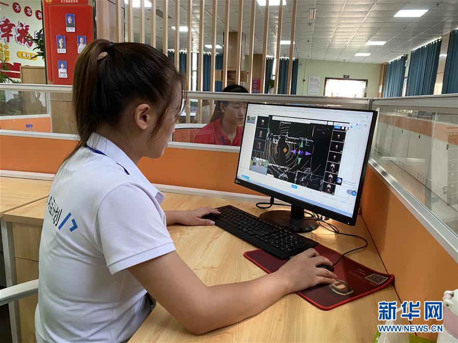 （落實(shí)&ldquo;六穩(wěn)&rdquo;&ldquo;六保&rdquo;一線見(jiàn)聞&middot;圖文互動(dòng)）（2）易地搬遷戶(hù)有了新身份&mdash;&mdash;貴州萬(wàn)山扶貧安置點(diǎn)巧打&ldquo;就業(yè)牌&rdquo;