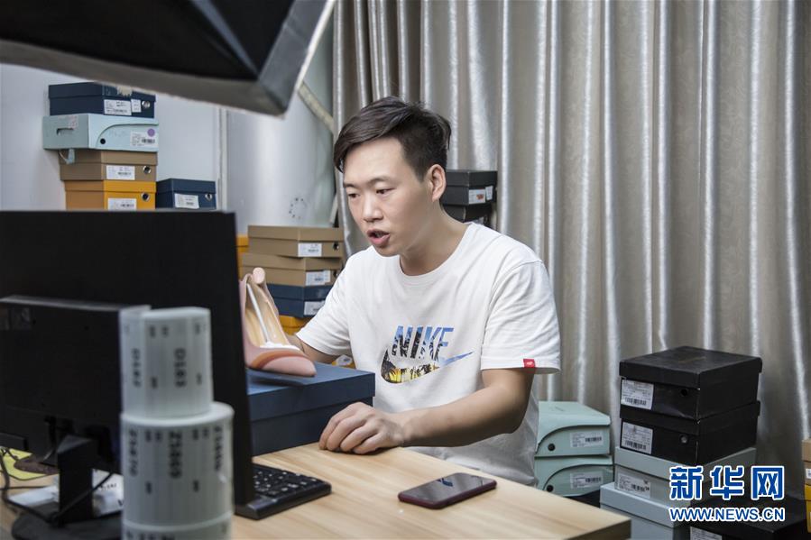 （總書(shū)記推動(dòng)的改革身邊事&middot;就業(yè)創(chuàng)業(yè)改革篇&middot;圖文互動(dòng)）（1）特寫(xiě)：&ldquo;網(wǎng)絡(luò)主播背后是轟鳴的工廠&rdquo;&mdash;&mdash;聆聽(tīng)經(jīng)濟(jì)復(fù)蘇的新訊號(hào)