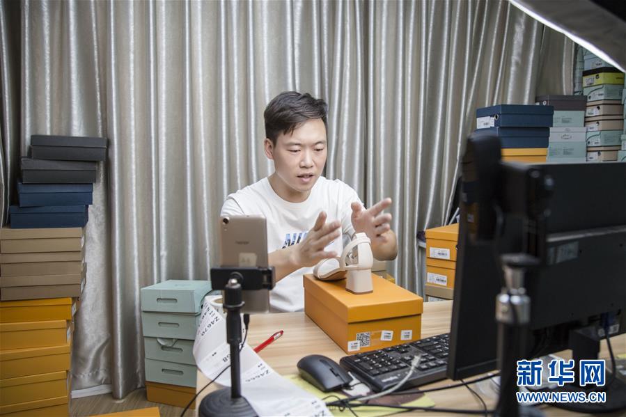 （總書(shū)記推動(dòng)的改革身邊事&middot;就業(yè)創(chuàng)業(yè)改革篇&middot;圖文互動(dòng)）（2）特寫(xiě)：&ldquo;網(wǎng)絡(luò)主播背后是轟鳴的工廠&rdquo;&mdash;&mdash;聆聽(tīng)經(jīng)濟(jì)復(fù)蘇的新訊號(hào)