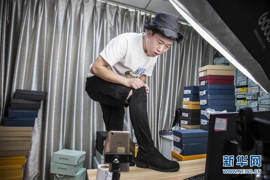 （總書(shū)記推動(dòng)的改革身邊事&middot;就業(yè)創(chuàng)業(yè)改革篇&middot;圖文互動(dòng)）（3）特寫(xiě)：&ldquo;網(wǎng)絡(luò)主播背后是轟鳴的工廠&rdquo;&mdash;&mdash;聆聽(tīng)經(jīng)濟(jì)復(fù)蘇的新訊號(hào)