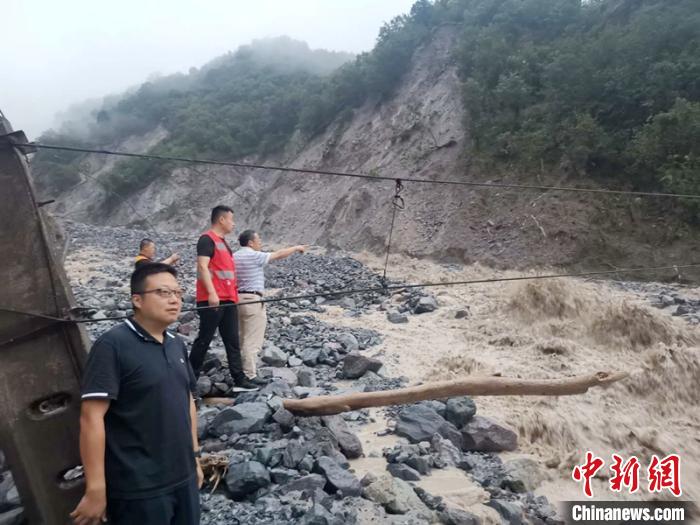 工作人員正在查勘泥石流災(zāi)情?！ソ?攝