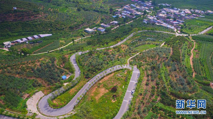 （新華全媒頭條&middot;走向我們的小康生活&middot;圖文互動(dòng)）（1）長城腳下，小康村串成&ldquo;珍珠鏈&rdquo;