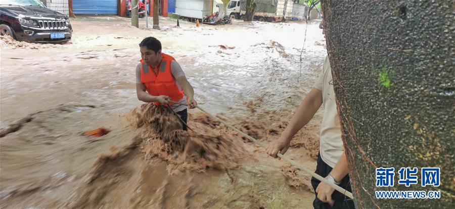 （在習(xí)近平新時(shí)代中國(guó)特色社會(huì)主義思想指引下&mdash;&mdash;新時(shí)代新作為新篇章&middot;習(xí)近平總書記關(guān)切事&middot;圖文互動(dòng)）（3）洪峰浪尖，鮮紅的黨旗高高飄揚(yáng)&mdash;&mdash;記防汛抗洪一線的共產(chǎn)黨員