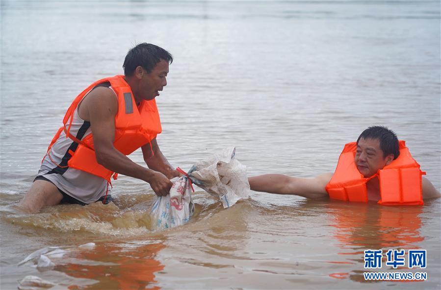 （在習(xí)近平新時(shí)代中國(guó)特色社會(huì)主義思想指引下&mdash;&mdash;新時(shí)代新作為新篇章&middot;習(xí)近平總書記關(guān)切事&middot;圖文互動(dòng)）（5）洪峰浪尖，鮮紅的黨旗高高飄揚(yáng)&mdash;&mdash;記防汛抗洪一線的共產(chǎn)黨員
